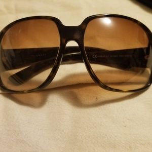 Gucci Sunglasses w/case